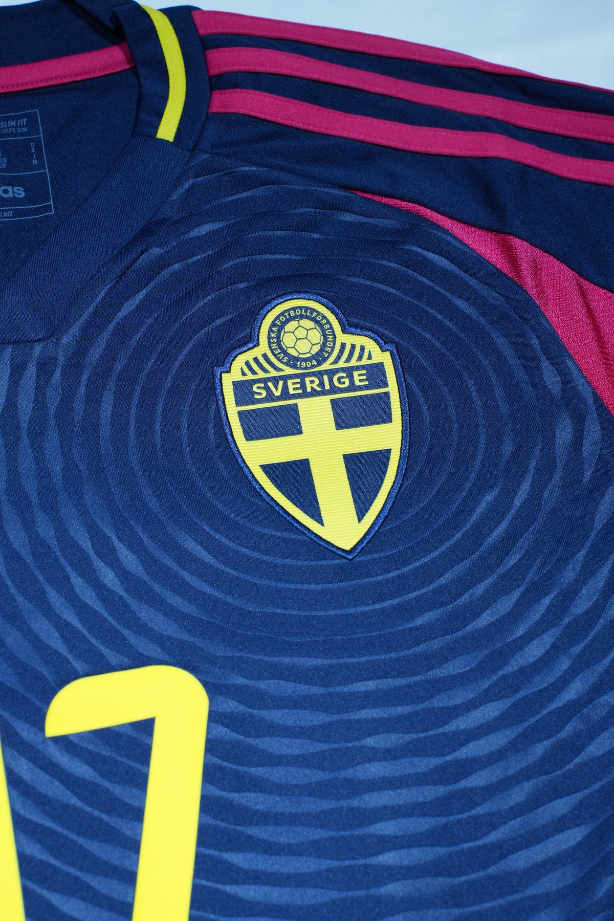 Sweden 2024-2025 Away Shirt - Viktor Gyökeres #17 - BNWT